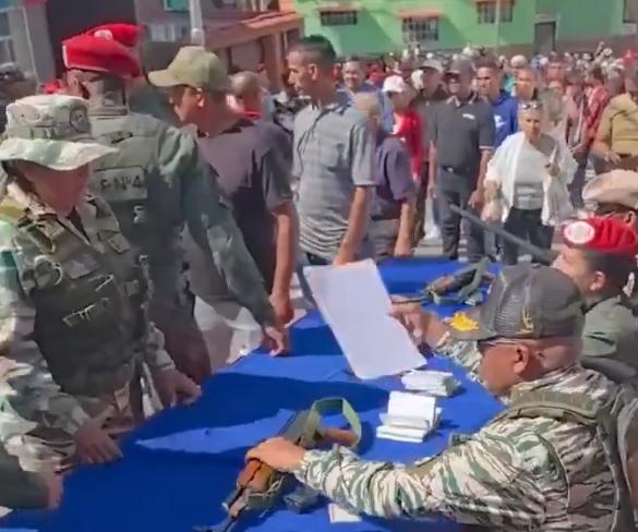 委内瑞拉大规模向民众发枪，誓把美军拖入血腥巷战，给白宫出了一个难题！据多方报