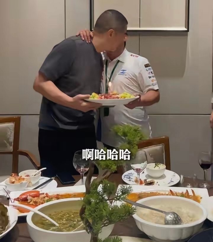 李亚鹏55岁生日张雪为其庆生，在生日宴上搂着他的脖子说，“我想跟你亲一下行不行？