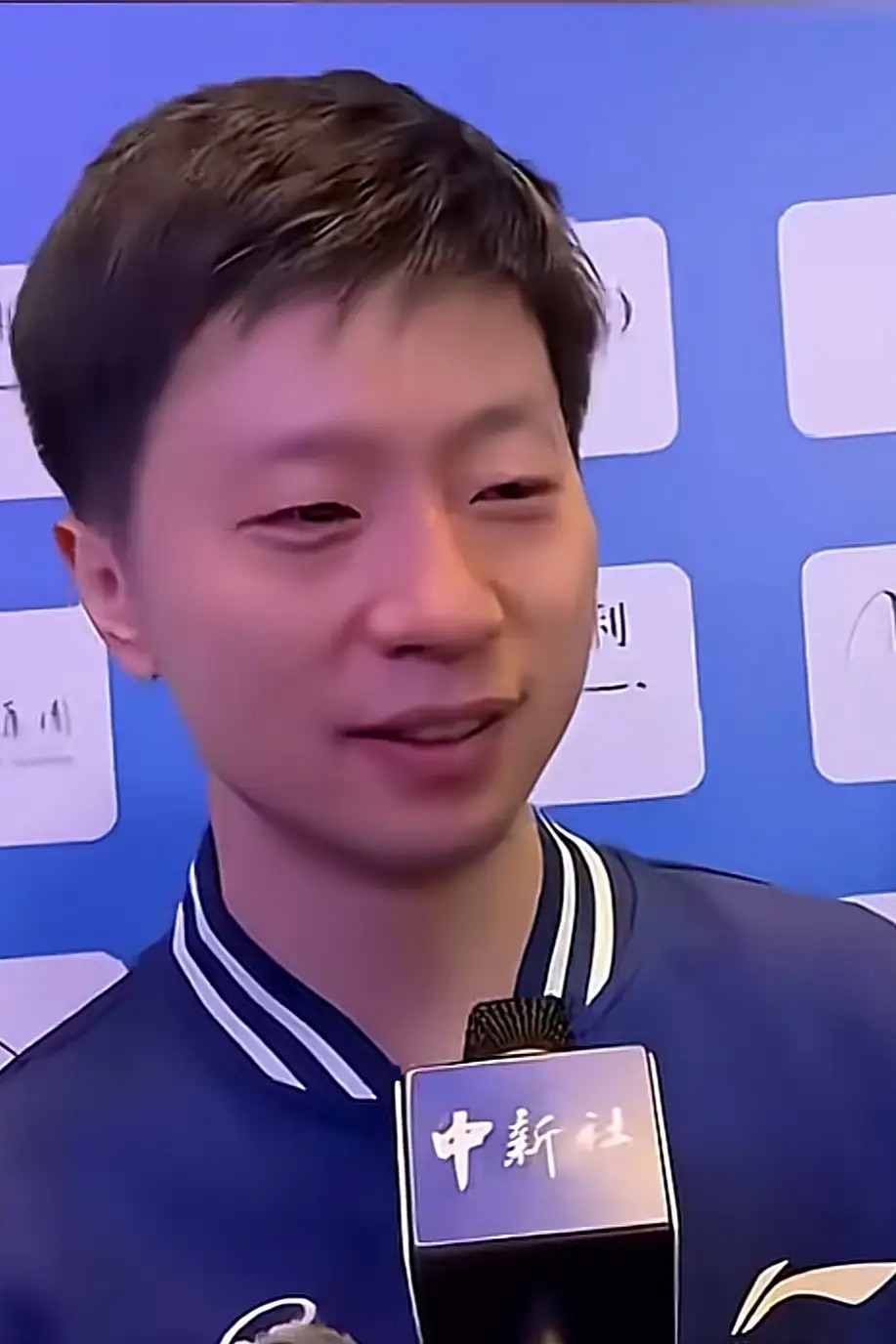 有人问马龙：你都退下来了，为什么还要到训练馆陪莎莎练球？马龙回答道：虽然自己离开赛场了，但是，对国乒