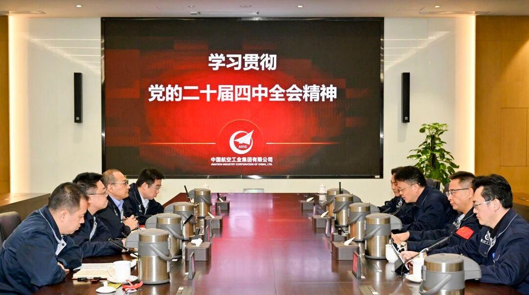 不懂就问：桌上的是什么？保温桶？​​​