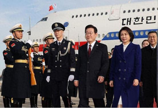 李在明抵达北京，不到24小时，对华称呼变了，朝鲜突然做出大动作。 这可不仅仅