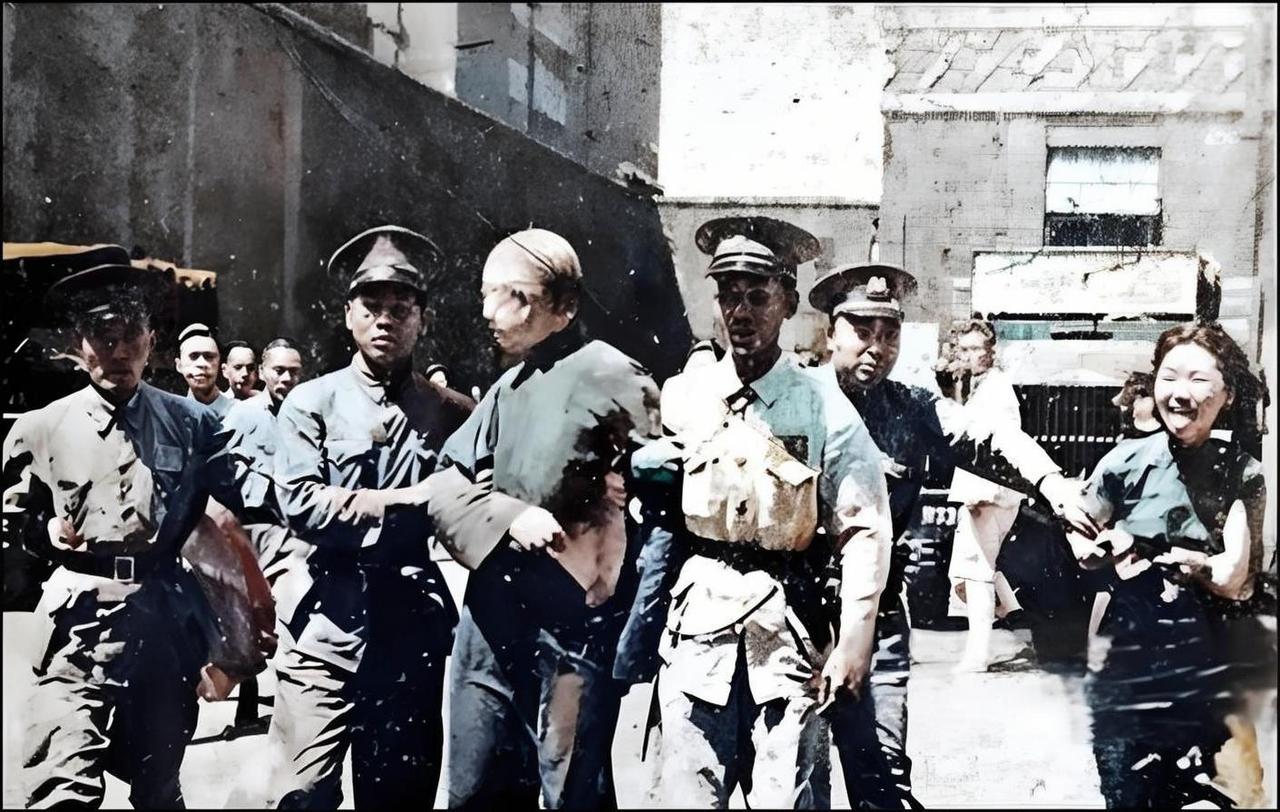 1946年秋天的上海街头，天儿还有点凉呢，梁鸿志被俩军警左右架着往刑场走。你看他