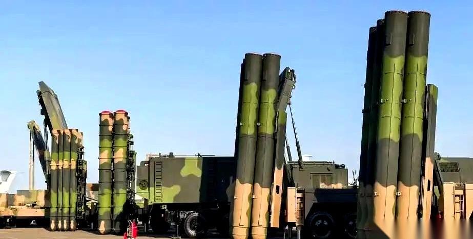 央视那个画面，我看了三遍。几十根大家伙，就那么直挺挺地戳在海边，像一排沉默的哨