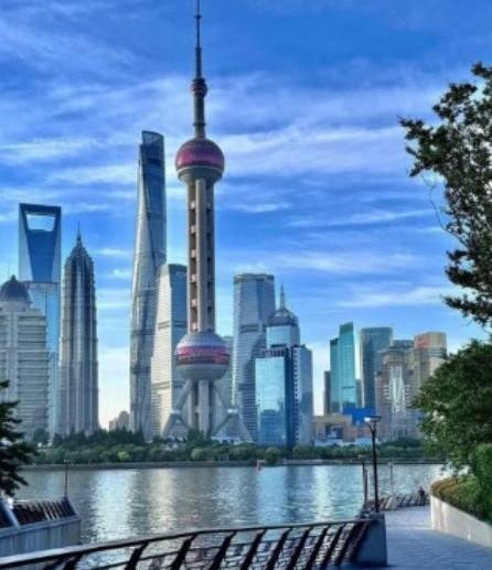 中俄的基本国情是不同的。俄罗斯不缺粮食，不缺能源，关起门来是可以过日子的，而且它