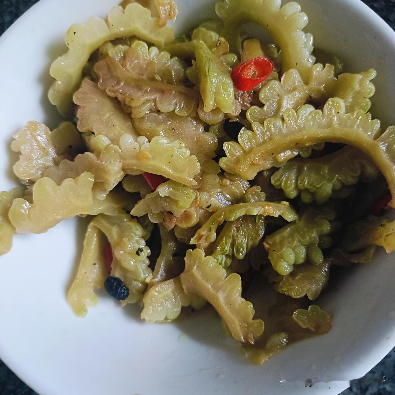 今天的早餐：白米饭，配苦瓜炒辣椒。今天这苦瓜不放肉，不放鸡蛋，就放两个辣椒，