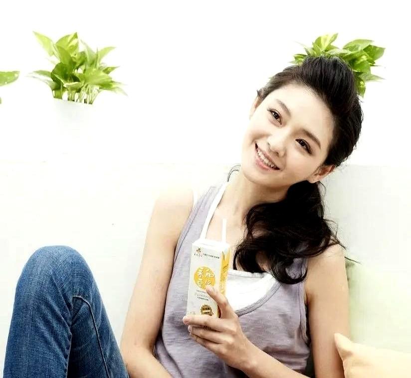 结果一出，评论区直接炸锅了！原来那个微博里“爸爸生日快乐”的消息，竟然是给汪小菲