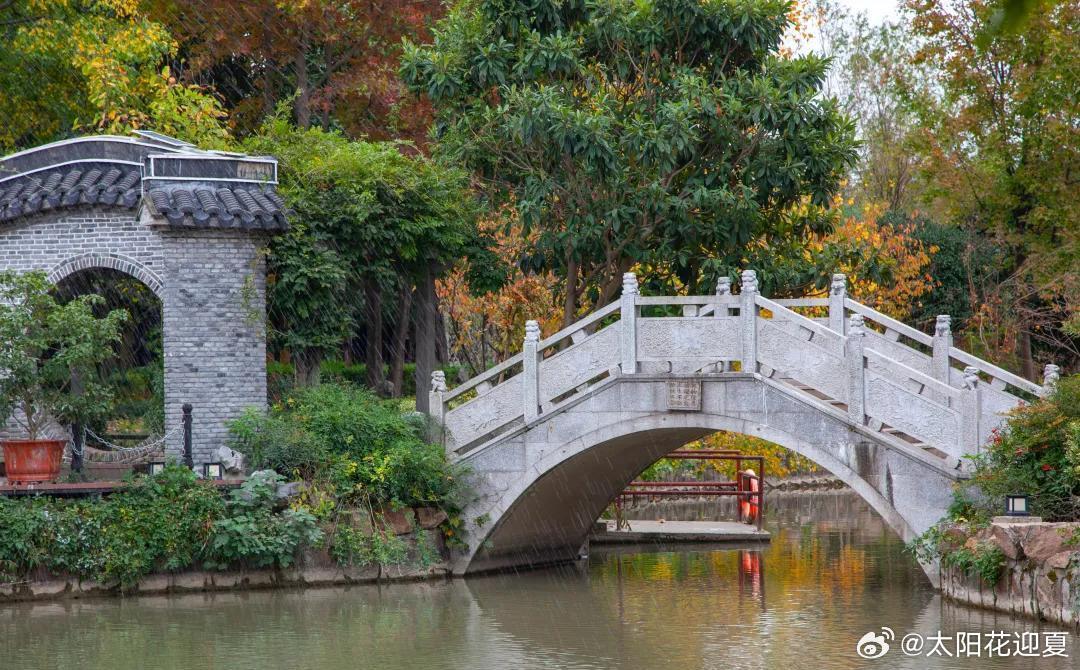 吴兴寺依盐铁河而建，黄墙灰瓦的建筑群倒映在河面上，宛如一幅水墨画卷～​​​