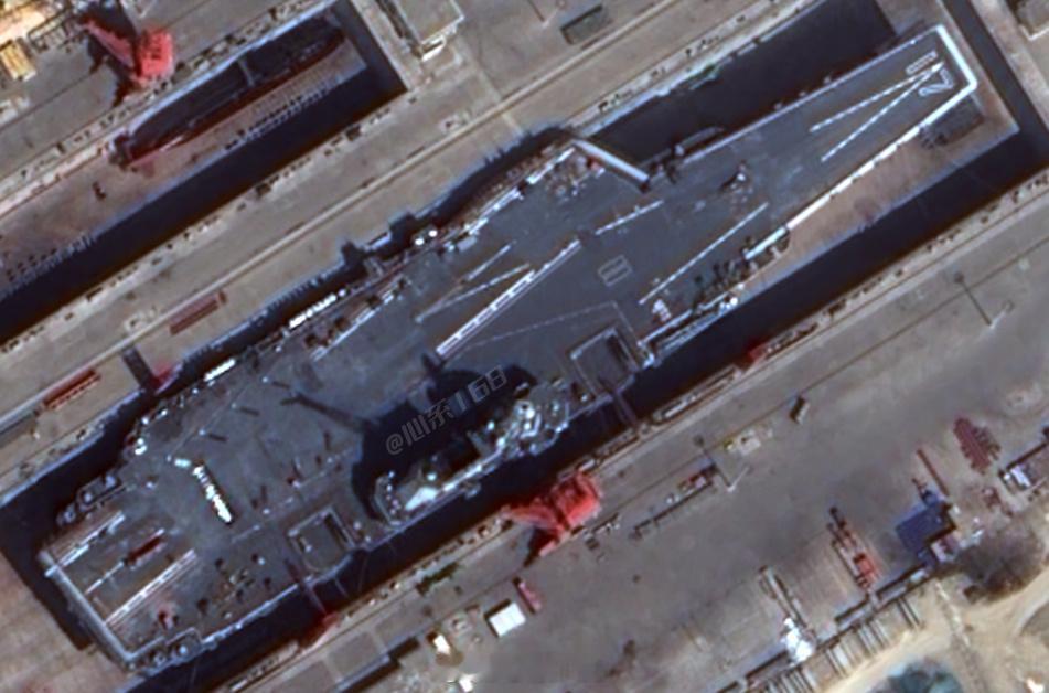 清晰图像来了，“山东舰”正在清理甲板画线，或在为歼-35上舰做准备！据网友“发布