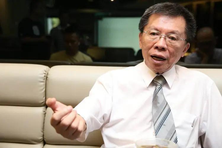 台湾民进党的元老沈富雄说，“宁可不认家人，也要承认自己是中国人；如果以后要实行“