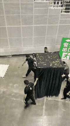 陈小春中途离场引发网友热议何必把人拘在“笼子”里呢？一直都觉得他是出了名的