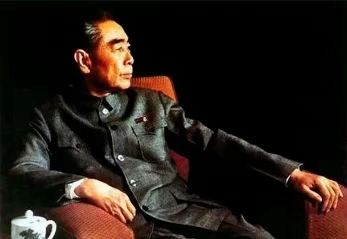1973年10月，周恩来最后一次陪外宾离京出差。在洛阳龙门石窟，他看中一套《龙门