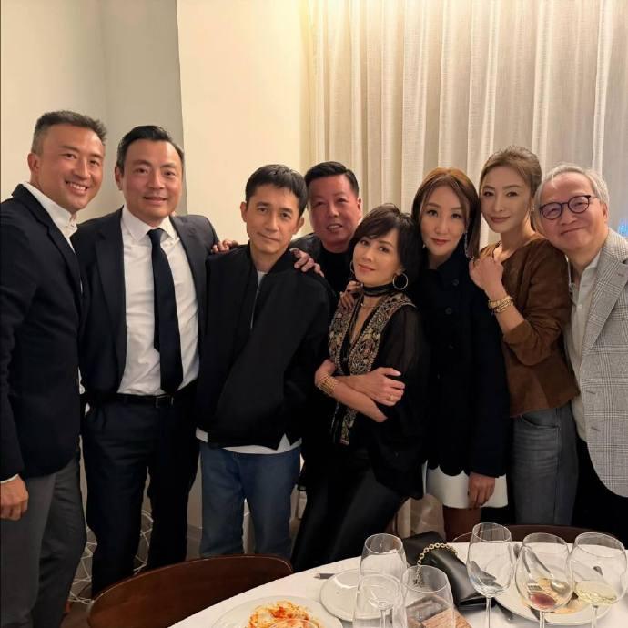 最近刘嘉玲和梁朝伟一起出席活动，两位显得很恩爱，也都格外的显年轻。刘嘉玲上身