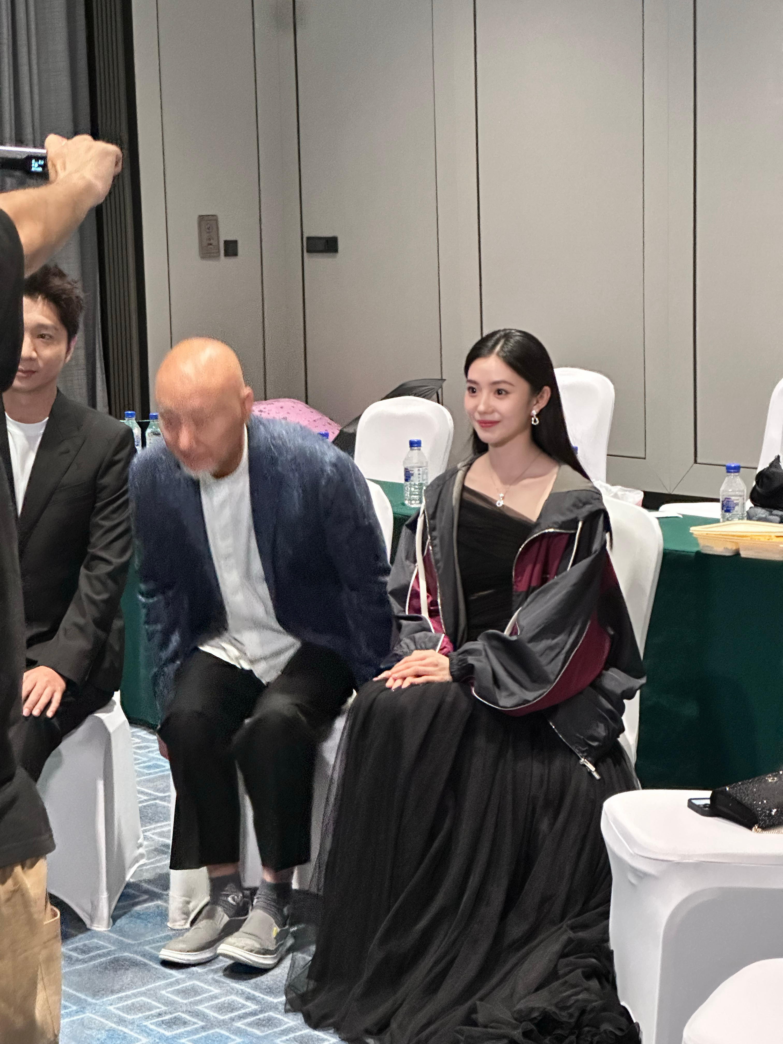 捡到一些活动工作人员后台拍的刘浩存cr：幸运番茄猫​​​