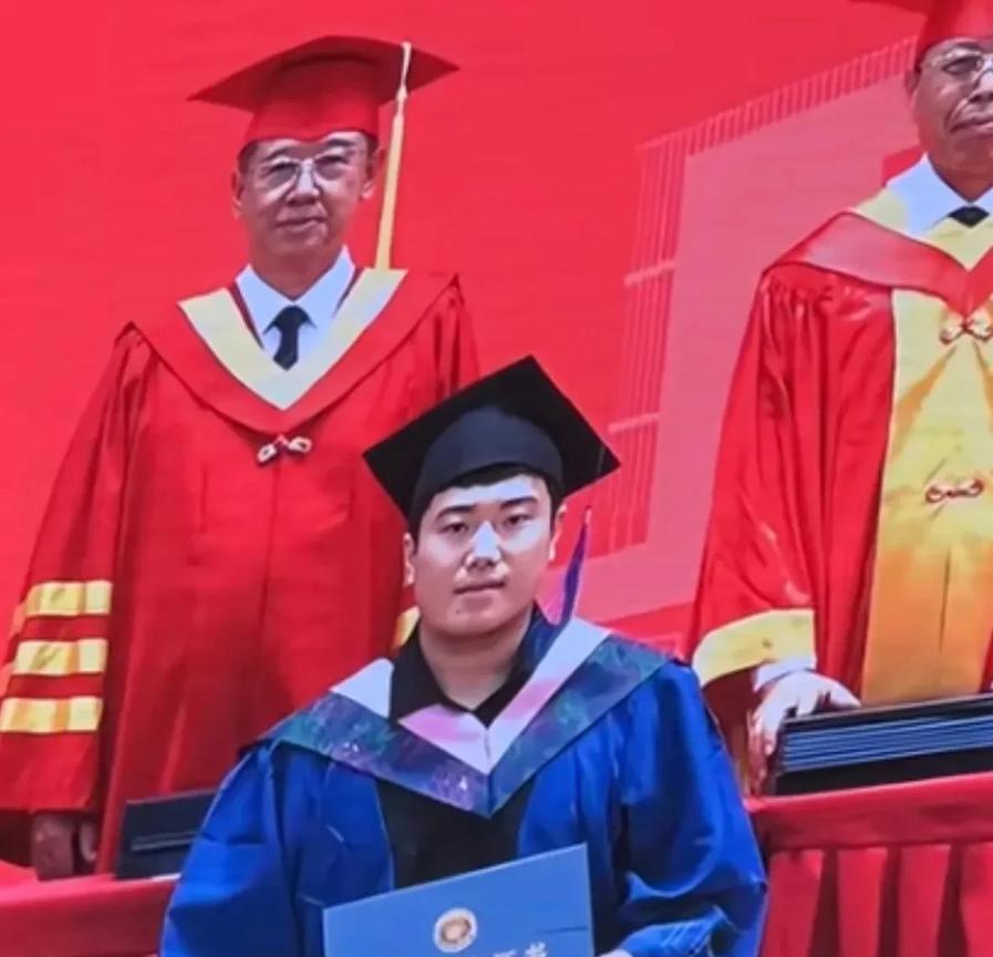 已婚，俩娃，硕士毕业，家里有矿…我咋觉得梁靖崑才是人生赢家啊！不声不响竟然硕士