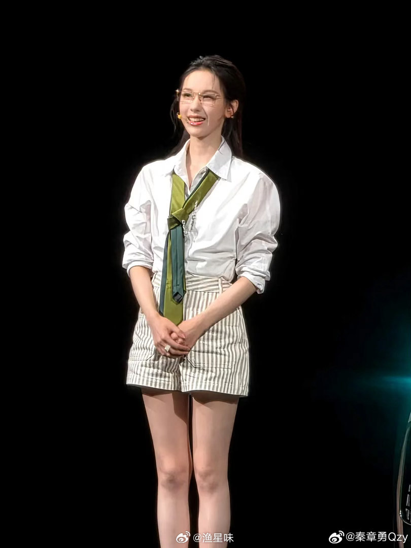 这个发型，还有这身皱巴巴的衣服能扔多远扔多远