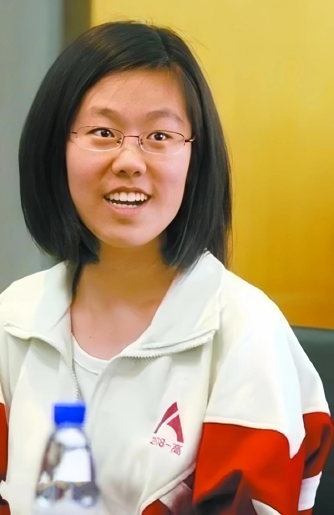 2012年北京市三名并列的文科女状元没有一人选择清北，包括内地所有顶尖学府。她们