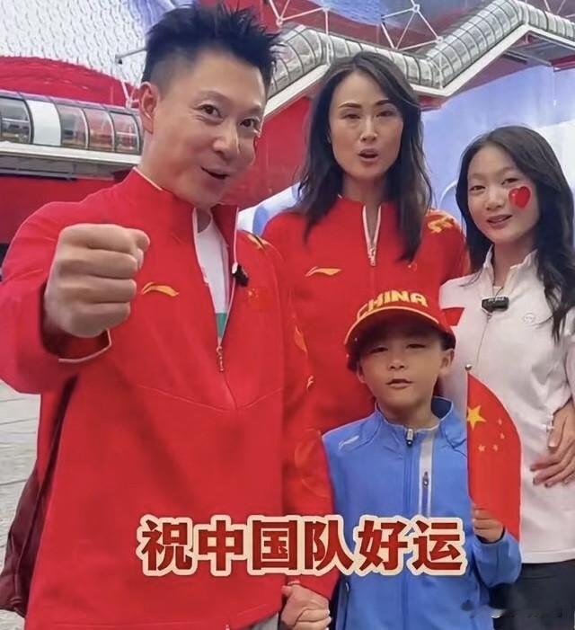 体操冠军李小鹏一家四口同框！一家人一身红衣，一起为中国队送上祝福。还记得当年综艺里软萌的奥莉，如今已