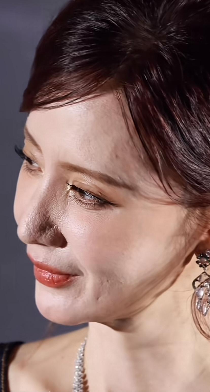 高清镜头有多残忍？张萌被怼脸拍暴露了皮肤真实状态，网友：坑坑洼洼的，像月球表面。