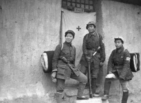 当年，王震29岁还没成家，战友们笑他是“全旅唯一的铁打光棍”，贺龙实在看不下去了
