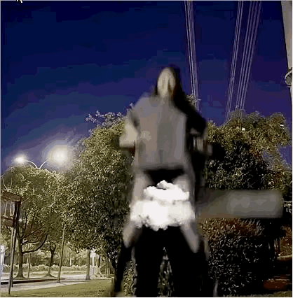 如果不是情侣，衣服卡住那一刻就尴尬了[捂脸哭]