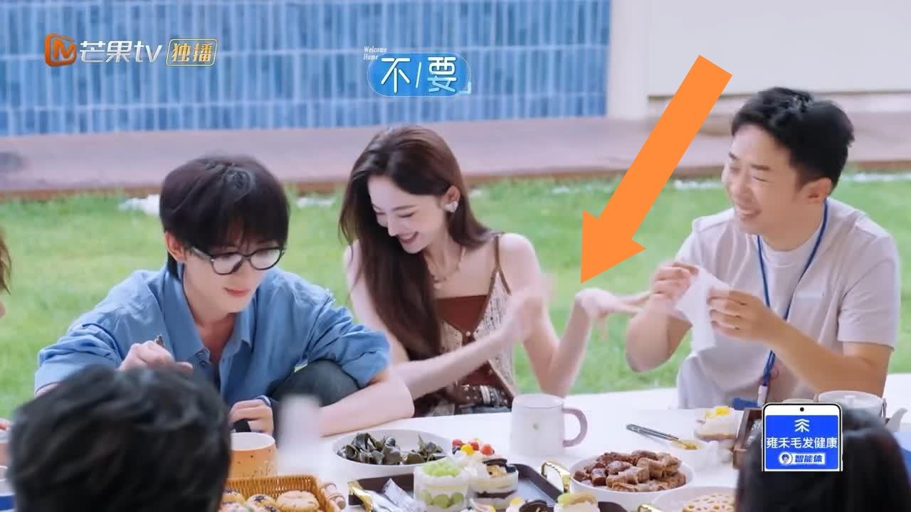 杨迪这样对待娜扎，何炅看不下，说了大实话。娜扎强调自己没有涂发际线粉，