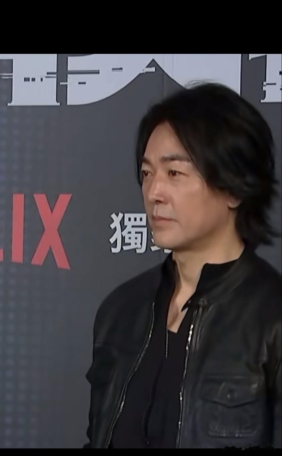 年轻时郑伊健说过，和女友蒙嘉慧结婚时，她提出想要个孩子，郑伊健否决了，坚决要做丁