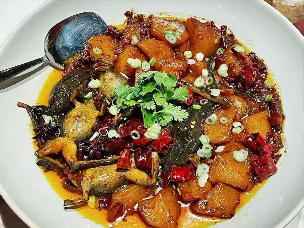 东北6道特色菜，在外地很难吃到1、林蛙炖土豆2、蝲蛄豆腐3、蘸酱菜4、