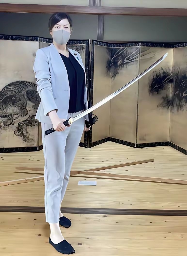 拿着武士军刀的日本经济安保大臣小野田紀美，不知道她要炫耀什么?