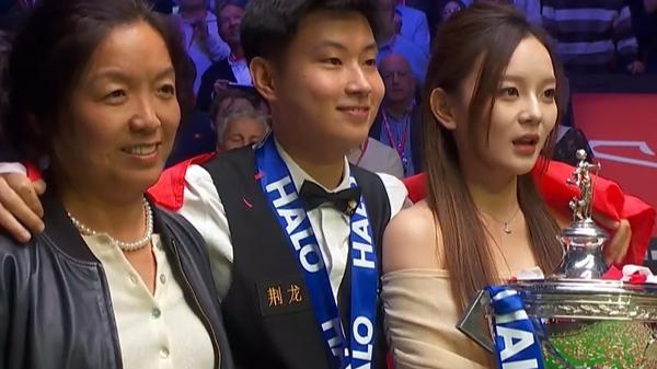 赵心童身披国旗庆祝!女友惊艳亮相共捧杯夺冠后发声:我做到了