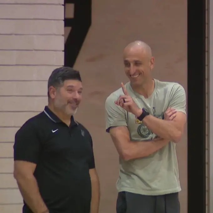 🔥名宿督战！波波维奇与吉诺比利今日现身马刺训练馆今日NBA季后赛，马刺将对阵森