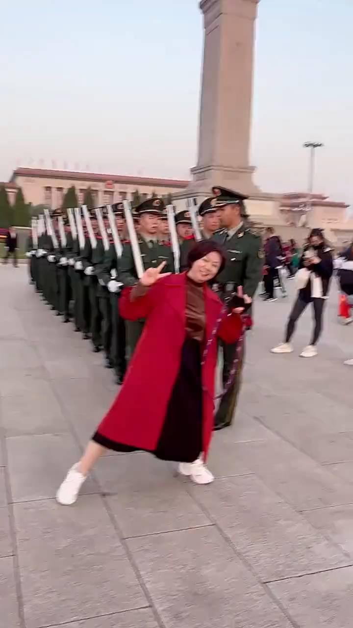 这姿势太帅了。