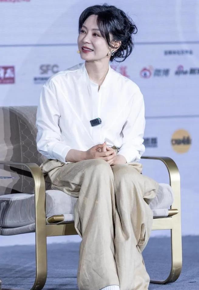 陈数这才是70后穿搭天花板白衬衫+卡其阔腿裤，简约大气。❤️70后女人想