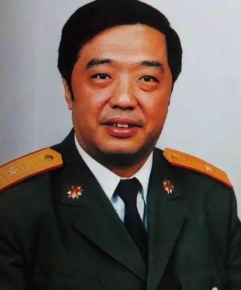 1963年贺龙独子没考上清华，找到父亲帮忙，谁知道贺龙居然大摇大摆开进了学校，而