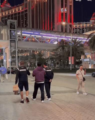 图片里三个娃你认出都有谁？东皇在中间走，吃着冰棍儿。樊振东贵妃空着手，