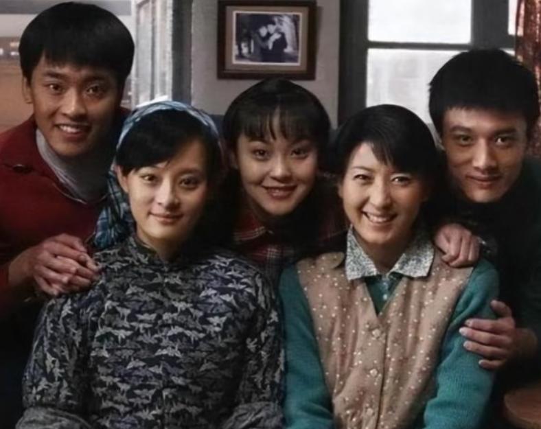 拍完《小姨多鹤》那天，闫学晶的手机再没响过孙俪的来电。她说孙俪漂亮又精明，嘴角