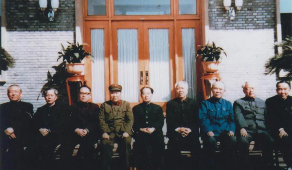 1981年中共中央书记处成员合影，也可以算是特别的全家福。左起：习同志、方毅、谷