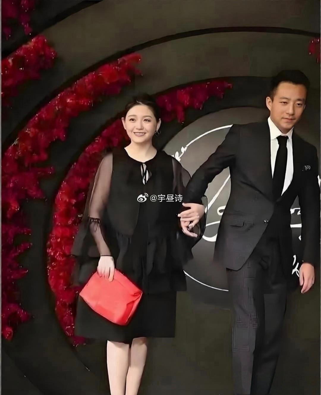 台北爆出重磅新闻，迅速冲上热搜。汪小菲的律师当庭出示证据，震惊了娱乐圈：大S生前就和汪小菲签订了一份