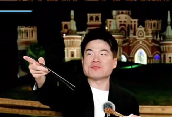 与辉同行的工作人员外场也吃的这么好，怪不得都胖的工伤了！宇辉直播时让摄像小哥