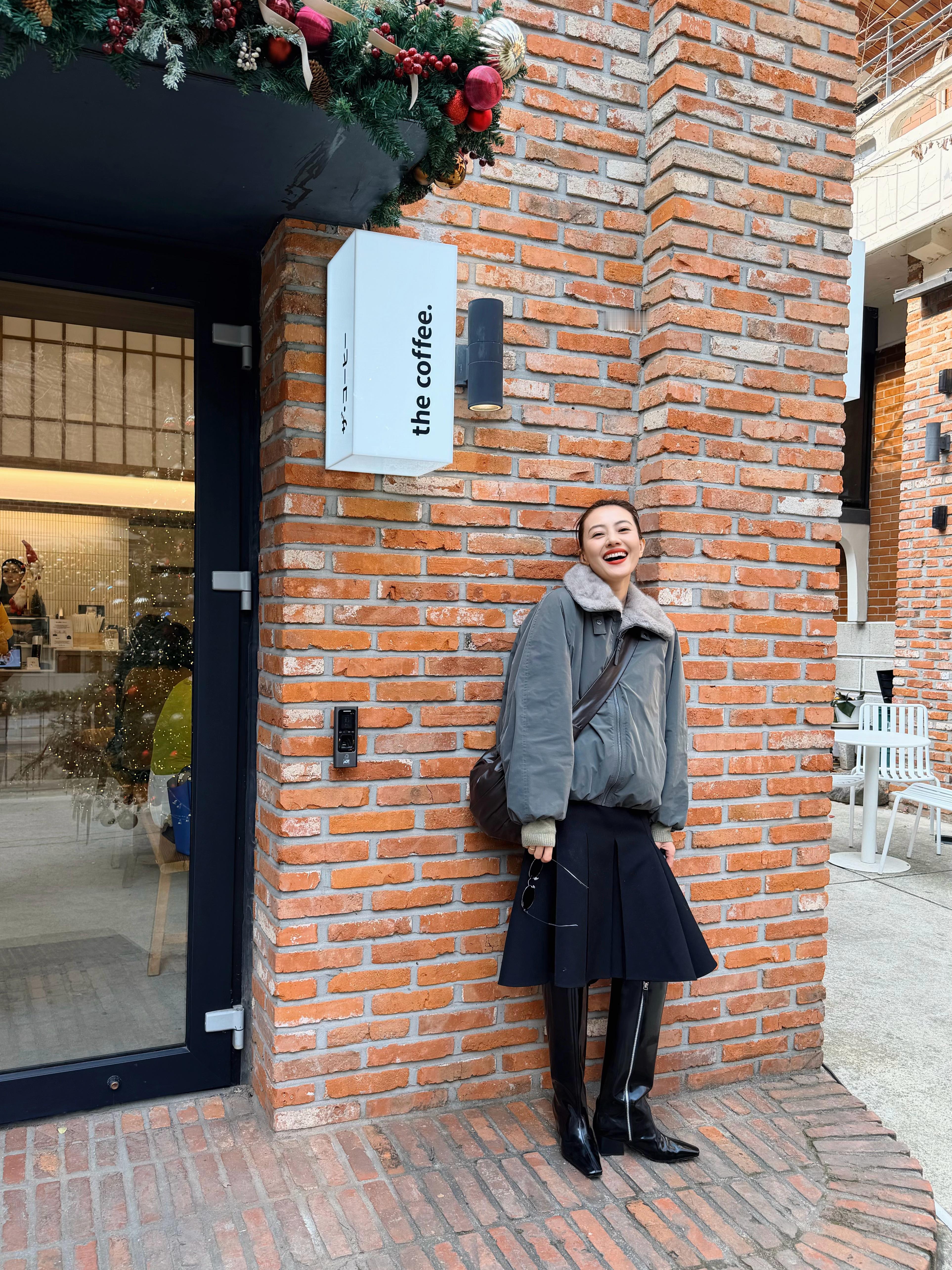 高圆圆出片全靠闺蜜被韩国街头的氛围感美照刷屏啦！原来这些镜头感满分的瞬间，全