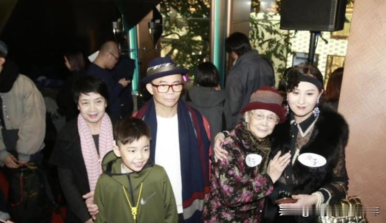 梅艳芳母亲覃美金这事说明：最靠谱的养老方式还是要有钱才行。生了二子二女四个子女的
