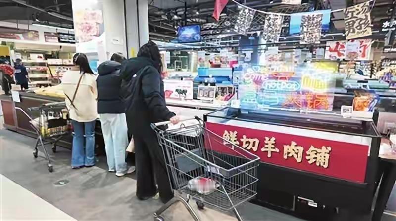 在青岛超市里涮火锅被围观！人均50元实现海鲜自由，这届年轻人把超市吃成了网红食堂