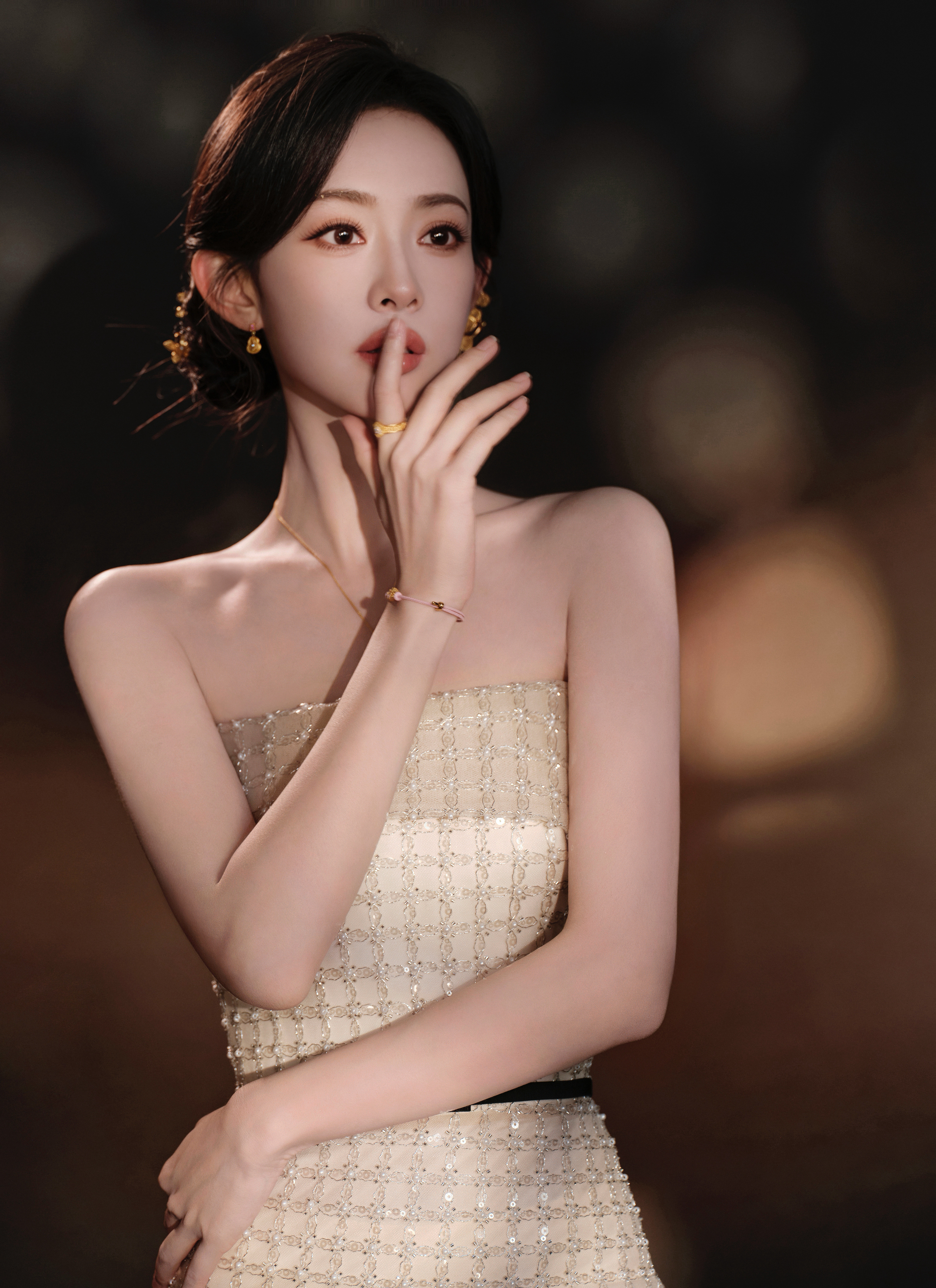 孟子义×梦金园线下活动，一袭ElieSaab26早春礼服裙佩戴品牌珠宝