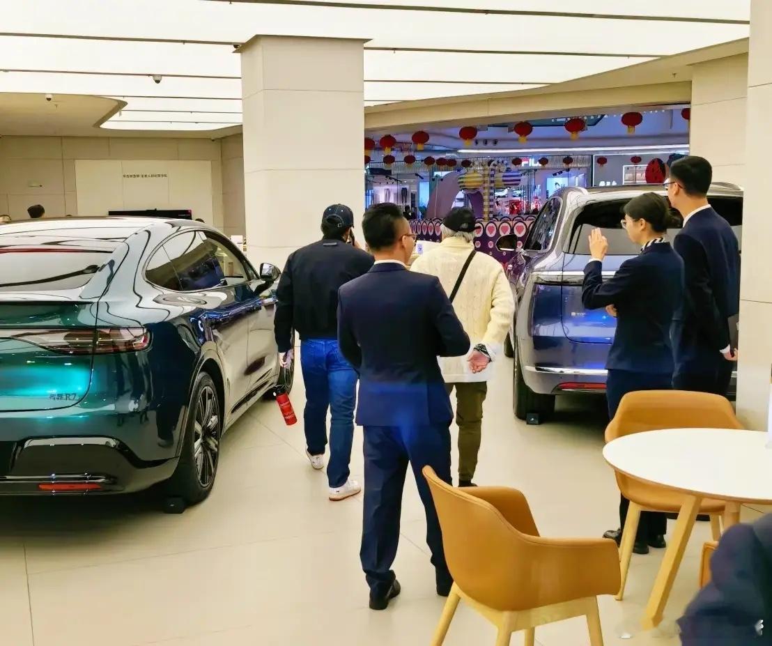 有网友在广州偶遇郭晶晶霍启刚，居然还有霍震霆，一家人在商场逛街！都说娶一个好媳妇