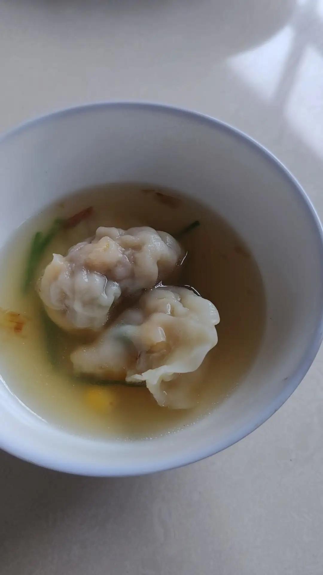 刚和婆婆吵架了！吵完了，肚子也饿了，我笑嘻嘻地走到婆婆面前：妈，想你包的馄饨了