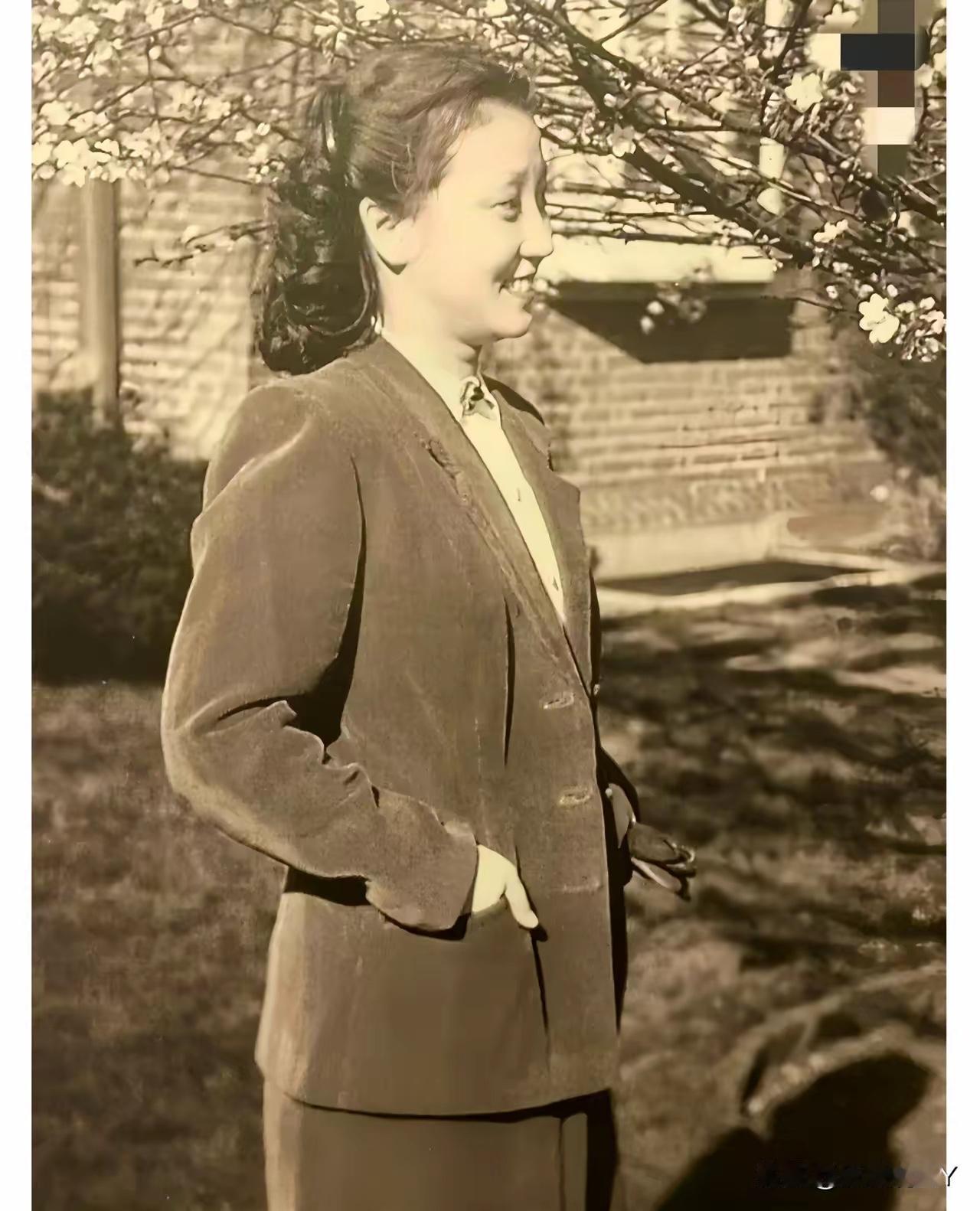 1942年，地点德国，蒋英在德国柏林校园留影。1942年，蒋英在德国就读柏林