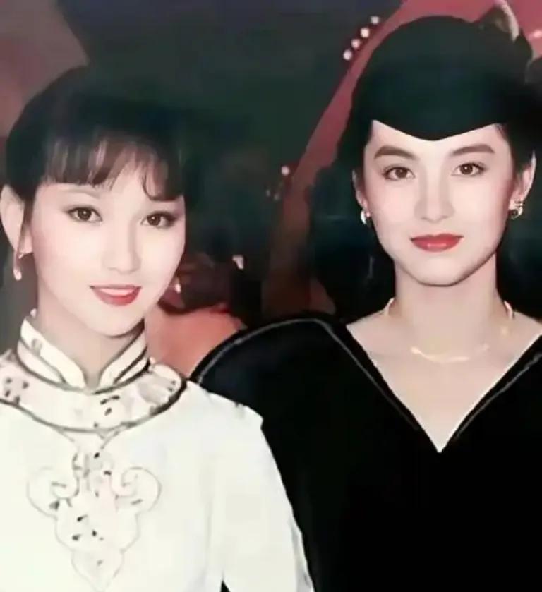 林青霞与十位女星的25张合照，堪称“绝色与漂亮”的视觉教科书。40岁的她与20岁
