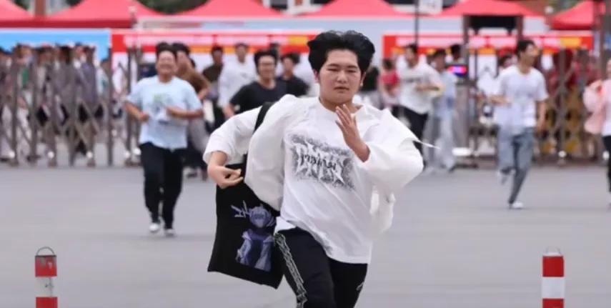 这位高考“跑步状元”，由于连续四场考试都是第一个跑出校门而登上热搜，未曾想到，他