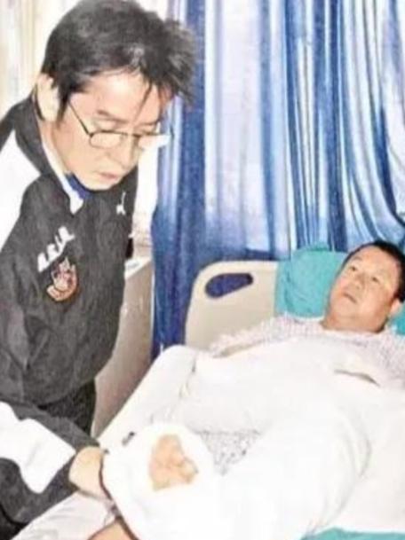 2001年，48岁的曾志伟，在私人会所遭到3名男子伏击，一顿暴打，随后，送到