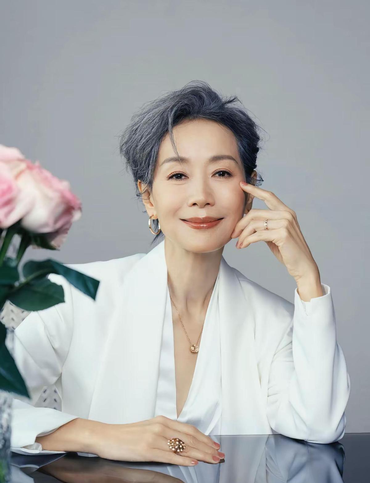 她没唱歌，没跳舞，没滤镜。只穿白衬衫，扎个低马尾，站那儿，动了三分钟。全场呼