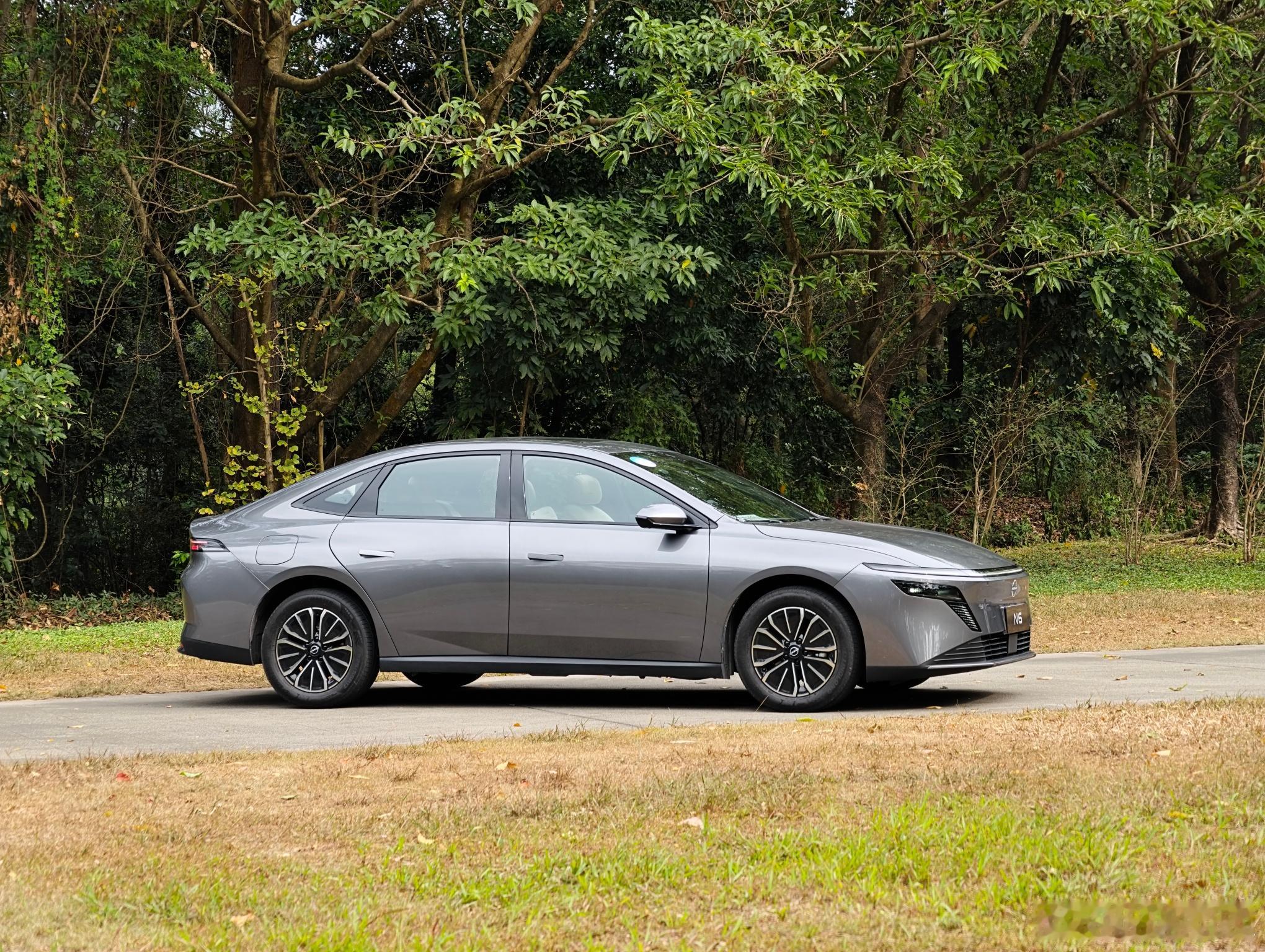 东风日产N6的思路是这样子的。第一明年国标强制要求插混的纯电续航在100km以上